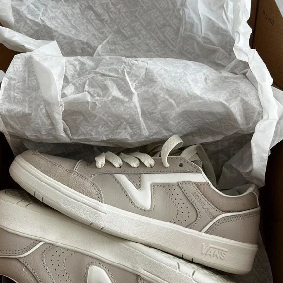 VANS - Picture 3 of 3